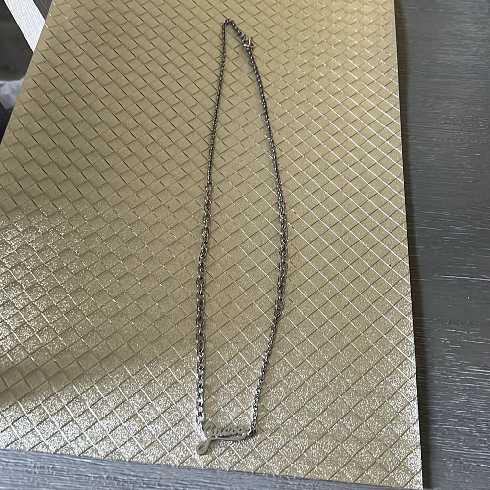 Guess sliver tone necklace💋